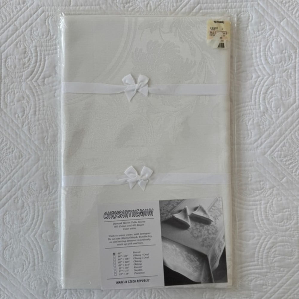 Chrysanthemum Damask Woven White Round Tablecloth 68 Inch Cotton Rayon NWT